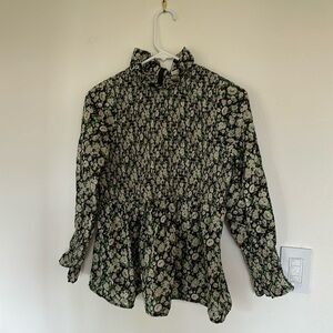 Tuckernuck Feminine Floral Smocked Puff Sleeve Top – Size M